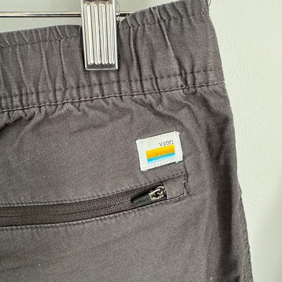 Vuori Men’s Size Small Stretchy Ripstop Pant in Dark Grey - Picture 3 of 4